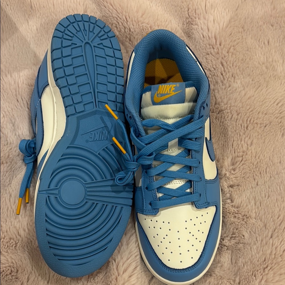 Nike Women's  Blue and White Sneakers